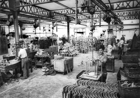 Atelier de montage des chaises en bois courbé. © Région Bourgogne-Franche-Comté, Inventaire du patrimoine