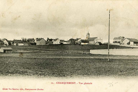 10. - Charquemont. - Vue générale [le village vu du cimetière, au sud-est], 1er quart 20e siècle, entre 1904 et 1908. La ferme est visible tout à droite. © Région Bourgogne-Franche-Comté, Inventaire du patrimoine