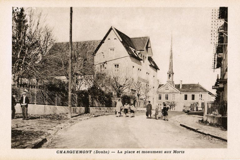 Charquemont (Doubs) - La place et monuments aux morts, milieu 20e siècle. © Région Bourgogne-Franche-Comté, Inventaire du patrimoine Charquemont (Doubs) - La place et monuments aux morts, milieu 20e siècle. © Région Bourgogne-Franche-Comté, Inventaire du patrimoine