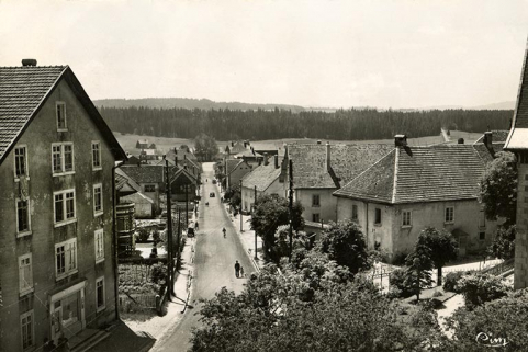 Charquemont (Doubs) - Grande Rue [le bas du village depuis la place de l'Hôtel de Ville], 2e quart 20e siècle (avant 1952). © Région Bourgogne-Franche-Comté, Inventaire du patrimoine