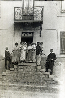 [La famille Wasner-Ruffier sur le perron de la maison], vers 1905 © Région Bourgogne-Franche-Comté, Inventaire du patrimoine