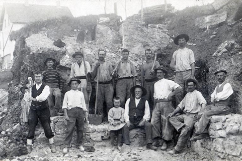 [Paul Loichot (au centre) au milieu des ouvriers construisant sa maison du 7 rue de la Gare (le jeune Jean-Louis Struchen est assis à ses côtés)], décennies 1900-1910 © Région Bourgogne-Franche-Comté, Inventaire du patrimoine