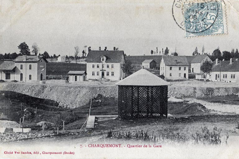 7. - Charquemont. - Quartier de la Gare [avec la voie ferrée en construction], entre 1900 et 1906. La maison dans la cour et l'ancienne ferme sont visibles à droite de la tonnelle. © Région Bourgogne-Franche-Comté, Inventaire du patrimoine