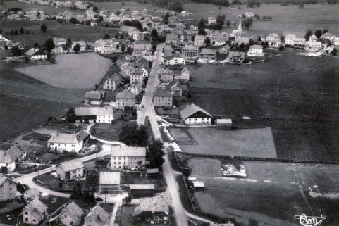 [Vue aérienne du bas du village depuis le sud], 3e quart 20e siècle. © Région Bourgogne-Franche-Comté, Inventaire du patrimoine