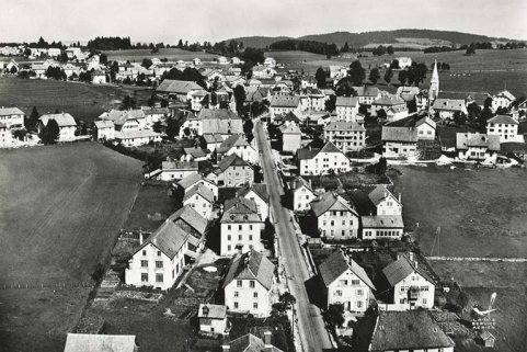 En avion au-dessus de... 1. Charquemont (Doubs). La Grande Rue [le bas du village vu du sud], 3e quart 20e siècle. Les bâtiments sont au premier plan à droite. © Région Bourgogne-Franche-Comté, Inventaire du patrimoine