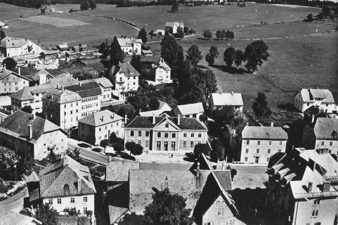 En avion au-dessus de... 2. Charquemont (Doubs) [le quartier de la mairie vu du sud], années 1960 ? © Région Bourgogne-Franche-Comté, Inventaire du patrimoine
