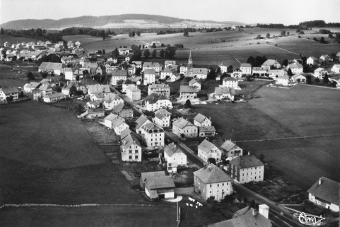 Charquemont (Doubs). 210-1 A. Vue générale [la Grande Rue et le bas du village vus du sud], 3e quart 20e siècle. © Région Bourgogne-Franche-Comté, Inventaire du patrimoine