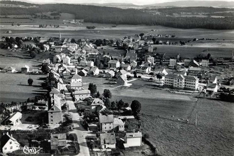 Charquemont (Doubs). 11058 - Vue générale aérienne, entre 1951 et 1958. La maison se trouve entre l'usine Rubis-Précis et le transformateur, à gauche de la scierie. © Région Bourgogne-Franche-Comté, Inventaire du patrimoine Charquemont (Doubs). 11058 - Vue générale aérienne, entre 1951 et 1958. La maison se trouve entre l'usine Rubis-Précis et le transformateur, à gauche de la scierie. © Région Bourgogne-Franche-Comté, Inventaire du patrimoine