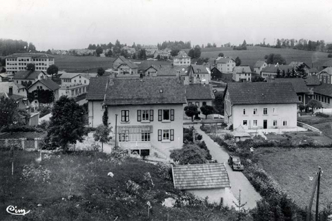 Charquemont (Doubs) - Les Cités [le quartier de la gare vu du sud (rue du Général Leclerc)], entre 1950 et 1954. La maison est à droite. © Région Bourgogne-Franche-Comté, Inventaire du patrimoine