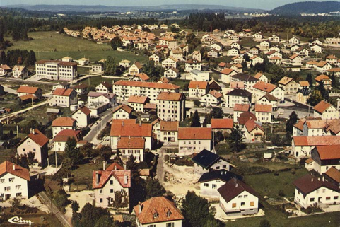 Vue aérienne du quartier de la gare, de la Rue Neuve et des Cités, depuis le sud : Charquemont (Doubs). Vue aérienne, entre 1968 et 1975. © Région Bourgogne-Franche-Comté, Inventaire du patrimoine Vue aérienne du quartier de la gare, de la Rue Neuve et des Cités, depuis le sud : Charquemont (Doubs). Vue aérienne, entre 1968 et 1975. © Région Bourgogne-Franche-Comté, Inventaire du patrimoine
