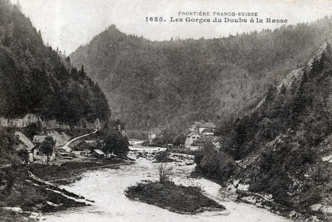 Frontière franco-suisse 1685. Les Gorges du Doubs à la Rasse [vue d'ensemble éloignée depuis l'aval], entre 1907 et 1918. © Région Bourgogne-Franche-Comté, Inventaire du patrimoine