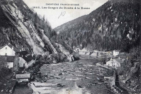 Frontière franco-suisse 1665. Les Gorges du Doubs à la Rasse [vue d'ensemble rapprochée depuis l'amont], entre 1907 et 1924. © Région Bourgogne-Franche-Comté, Inventaire du patrimoine