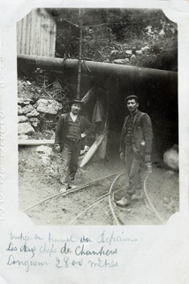 Entrée du tunnel du Refrain. Les deux chefs de chantiers. Longueur 2800 mètres, carte photo, 8 juin 1908. © Région Bourgogne-Franche-Comté, Inventaire du patrimoine Entrée du tunnel du Refrain. Les deux chefs de chantiers. Longueur 2800 mètres, carte photo, 8 juin 1908. © Région Bourgogne-Franche-Comté, Inventaire du patrimoine