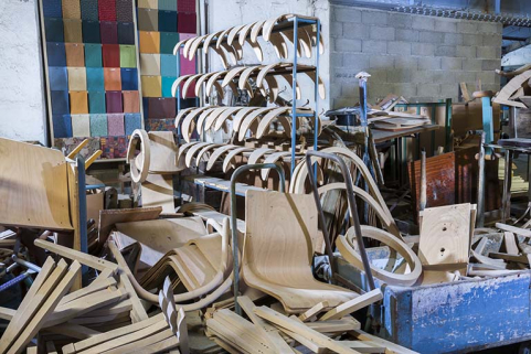 Pièces inachevées entreposées dans l'atelier de pliage. © Région Bourgogne-Franche-Comté, Inventaire du patrimoine