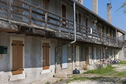 Façade postérieure d'une caserne. Détail de la galerie de desserte. © Région Bourgogne-Franche-Comté, Inventaire du patrimoine