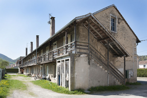 Habitation de type caserne. Escalier sur le pignon et galerie de desserte. © Région Bourgogne-Franche-Comté, Inventaire du patrimoine