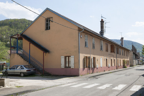Vue de trois quarts d'une habitation de type caserne. © Région Bourgogne-Franche-Comté, Inventaire du patrimoine