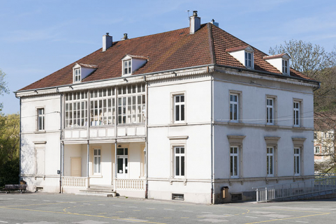 Façade est vue de trois quarts droite. © Région Bourgogne-Franche-Comté, Inventaire du patrimoine