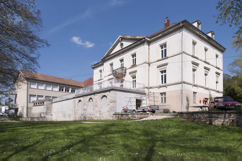 Façade ouest et sa terrasse. Vue de trois quarts. © Région Bourgogne-Franche-Comté, Inventaire du patrimoine