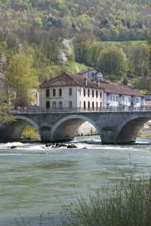 Bâtiments de la rive droite depuis l'aval du pont. © Région Bourgogne-Franche-Comté, Inventaire du patrimoine