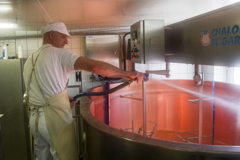 Fabrication du comté : nettoyage de la première cuve. © Région Bourgogne-Franche-Comté, Inventaire du patrimoine