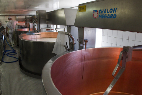 Fabrication du comté : nettoyage de la première cuve et caillé dans la deuxième. © Région Bourgogne-Franche-Comté, Inventaire du patrimoine