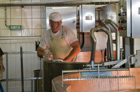 Fabrication du comté : nettoyage manuel de la première cuve. © Région Bourgogne-Franche-Comté, Inventaire du patrimoine