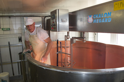 Fabrication du comté : nettoyage manuel de la première cuve. © Région Bourgogne-Franche-Comté, Inventaire du patrimoine