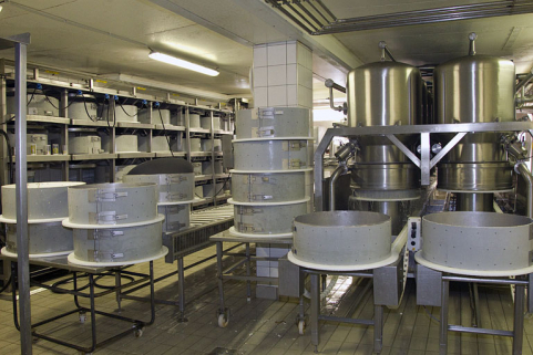 Fabrication du comté : installation de soutirage et moules. © Région Bourgogne-Franche-Comté, Inventaire du patrimoine