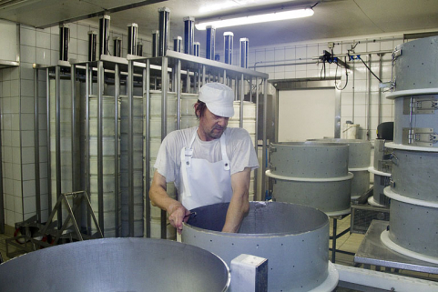 Fabrication du comté : préparation des moules. © Région Bourgogne-Franche-Comté, Inventaire du patrimoine