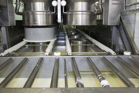 Fabrication du comté : installation de soutirage (cloches et moule). © Région Bourgogne-Franche-Comté, Inventaire du patrimoine