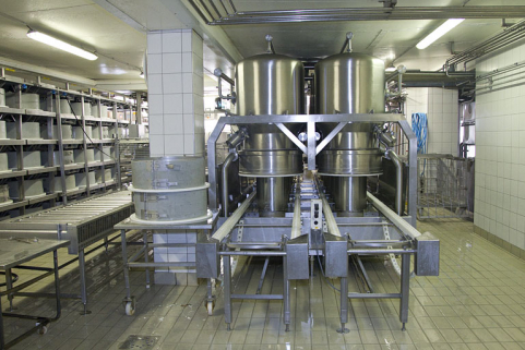 Fabrication du comté : installations de soutirage et de pressage. © Région Bourgogne-Franche-Comté, Inventaire du patrimoine