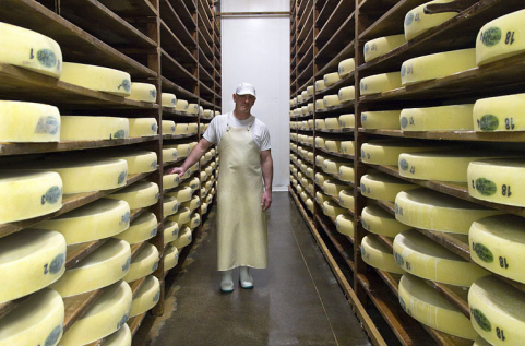 Fabrication du comté : cave d'affinage, avec le fromager. © Région Bourgogne-Franche-Comté, Inventaire du patrimoine