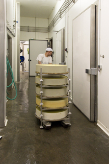 Fabrication du comté : transfert de meules dans une cave d'affinage. © Région Bourgogne-Franche-Comté, Inventaire du patrimoine