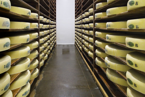 Fabrication du comté : cave d'affinage. © Région Bourgogne-Franche-Comté, Inventaire du patrimoine