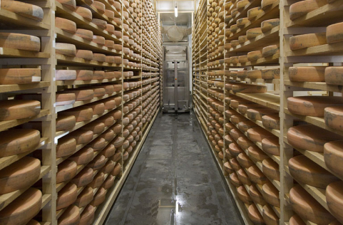 Fabrication du morbier : cave d'affinage. © Région Bourgogne-Franche-Comté, Inventaire du patrimoine