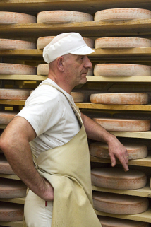 Le fromager Christophe Krasauskas dans une cave d'affinage de morbier. © Région Bourgogne-Franche-Comté, Inventaire du patrimoine
