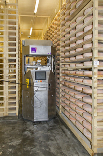 Fabrication du morbier : robot de soins (salage et retournement des meules) JNJ Automation. © Région Bourgogne-Franche-Comté, Inventaire du patrimoine