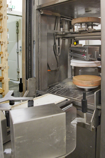 Fabrication du morbier : zone de travail du robot de soins. © Région Bourgogne-Franche-Comté, Inventaire du patrimoine