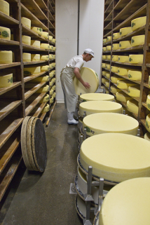 Fabrication du comté : mise en place des meules en cave d'affinage. © Région Bourgogne-Franche-Comté, Inventaire du patrimoine