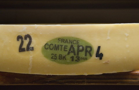 Fabrication du comté : plaque de caséine sur la tranche d'une meule. © Région Bourgogne-Franche-Comté, Inventaire du patrimoine