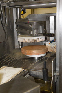 Fabrication du morbier : installation de salage et brossage des meules (robot). © Région Bourgogne-Franche-Comté, Inventaire du patrimoine