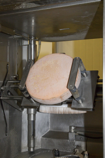 Fabrication du morbier : retournement d'une meule (robot). © Région Bourgogne-Franche-Comté, Inventaire du patrimoine