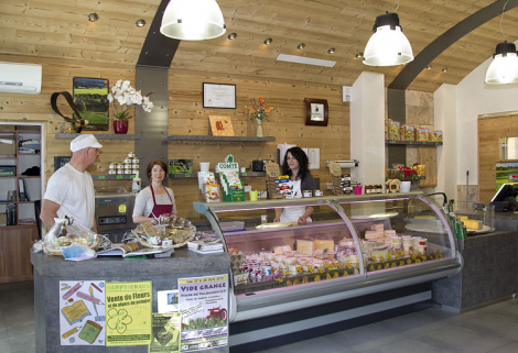 Le fromager et les vendeuses dans la boutique. © Région Bourgogne-Franche-Comté, Inventaire du patrimoine