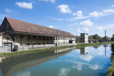 Atelier de tissage longeant le canal. © Région Bourgogne-Franche-Comté, Inventaire du patrimoine