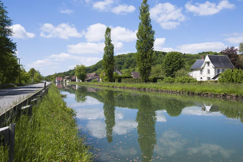 Vue d'ensemble depuis le canal, au nord-est. © Région Bourgogne-Franche-Comté, Inventaire du patrimoine