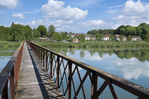 La cité ouvrière de Lougres depuis la passerelle sur le Doubs. © Région Bourgogne-Franche-Comté, Inventaire du patrimoine