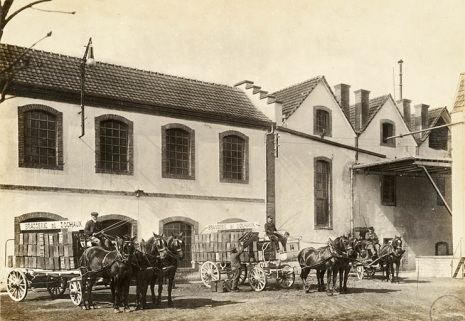 Chargement des bouteilles. © Région Bourgogne-Franche-Comté, Inventaire du patrimoine