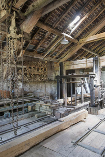 Atelier de scierie : le châssis multi-lames, son chariot et le palan. © Région Bourgogne-Franche-Comté, Inventaire du patrimoine