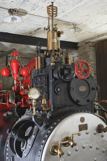 Partie supérieure de la machine : régulateur à boules, manomètre et graisseur oléomètre. © Région Bourgogne-Franche-Comté, Inventaire du patrimoine